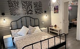 Old Town Impressionist Apartment